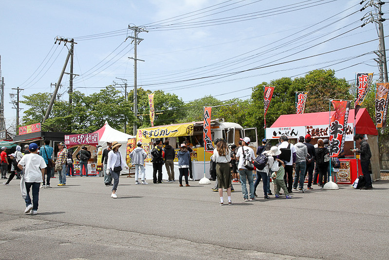 写真は別のレースの時のものだが、GPスクエアはもちろん、そのほかの場所にもバリエーション豊かなフードブースが出展する