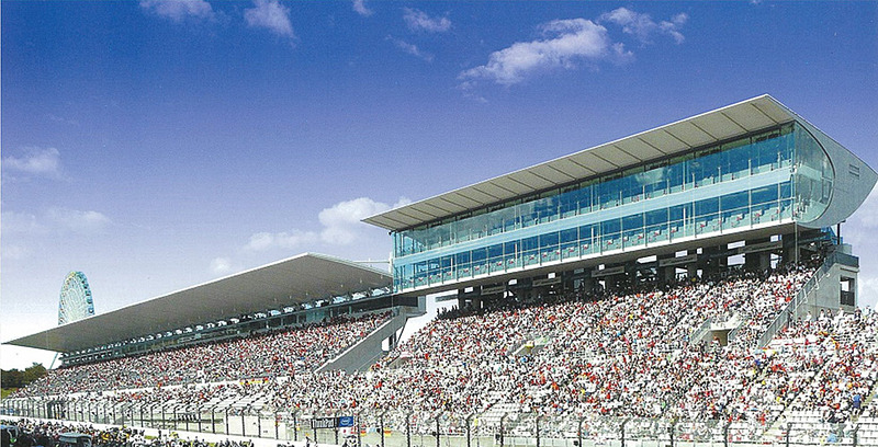 ホームストレート前で屋根のあるV席。上段がV2席で屋根の下になるが、上のほうが雨には濡れにくい。その上のガラス張りの部屋はVIPスイートになる