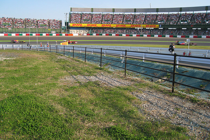 激感エリアでも人気の2コーナーイン側。かなり近くでマシンを見ることができる