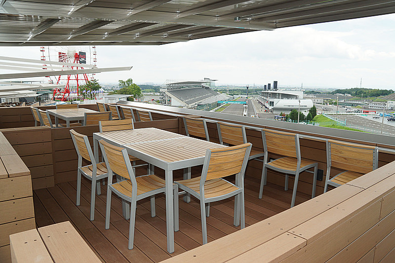 最大8名まで入れるR-BOX L（左）と最大6名まで入れるR-BOX M（右）