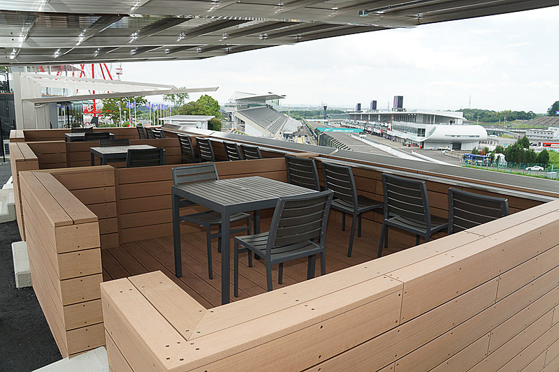 最大8名まで入れるR-BOX L（左）と最大6名まで入れるR-BOX M（右）