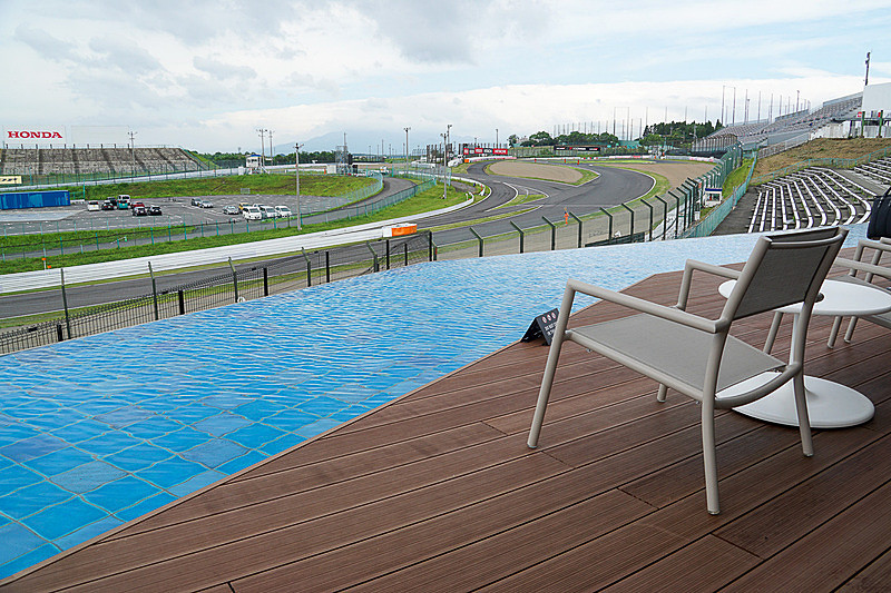 プールサイドに設けられたGRAN VIEWシートの1階席