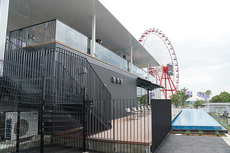 カフェテリアの上には2階席もある