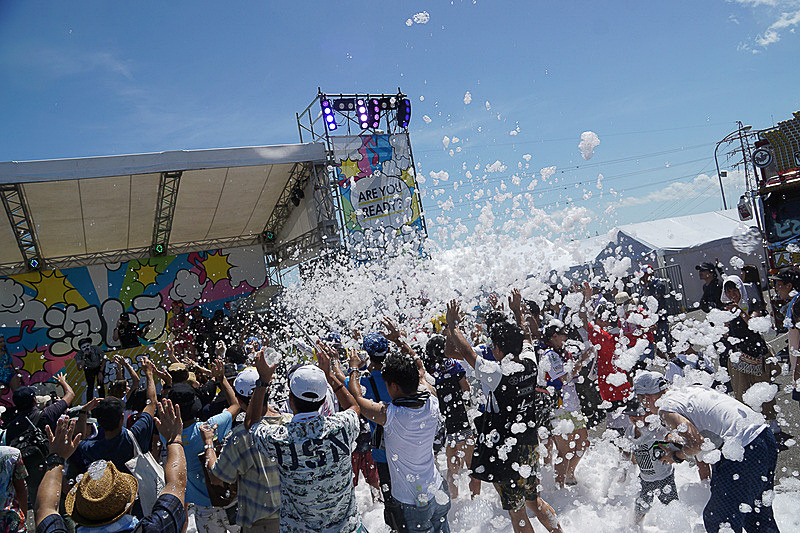 こちらは2018年の泡トラの様子。今年もスプラッシュウォーターでずぶ濡れ必至？