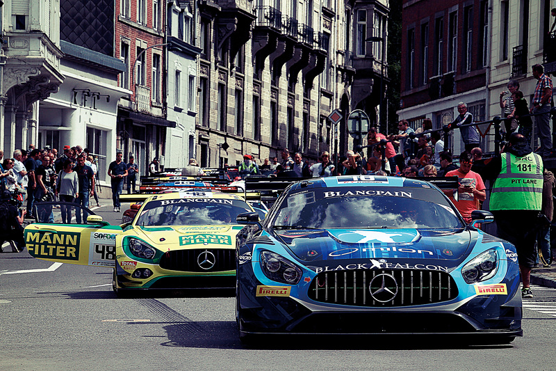 レーシングカーが公道をパレード。写真はスパ-フランコルシャンでの公道パレードの様子