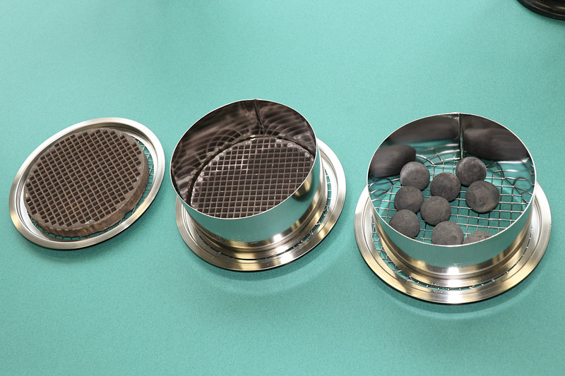 7月22日に発表された「セラミック製ハニカム型PAR」（左、中央）と「アルミナ製球状PAR」（右）