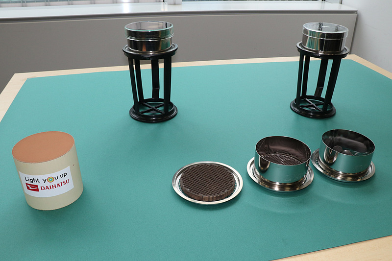 説明会の会場に並べられた展示品