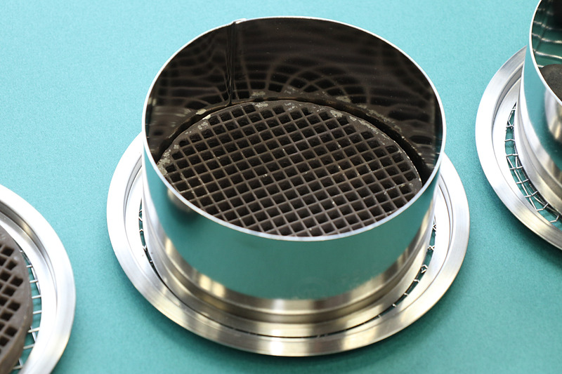 開発を続けて生み出されたセラミック製ハニカム型PAR。直径と合わせて外周を覆うホルダーが設けられている