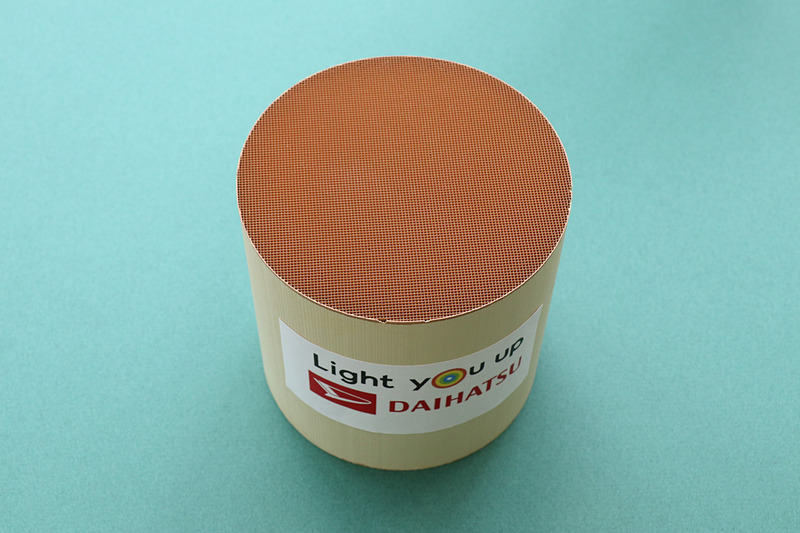 ベースとなった「インテリジェント触媒」。エンジンでは排気の圧力を利用できることから流路を細密化しても十分に通過させられる。なお、現在のダイハツ車ではインテリジェント触媒は使っておらず、生産性やコスト抑制効果を高めつつ、触媒としての効果も十分備えた製品を採用しているという