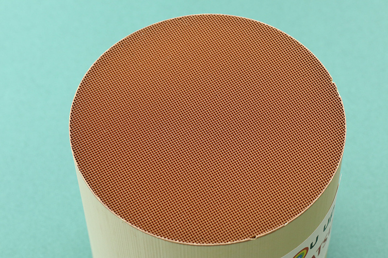 ベースとなった「インテリジェント触媒」。エンジンでは排気の圧力を利用できることから流路を細密化しても十分に通過させられる。なお、現在のダイハツ車ではインテリジェント触媒は使っておらず、生産性やコスト抑制効果を高めつつ、触媒としての効果も十分備えた製品を採用しているという