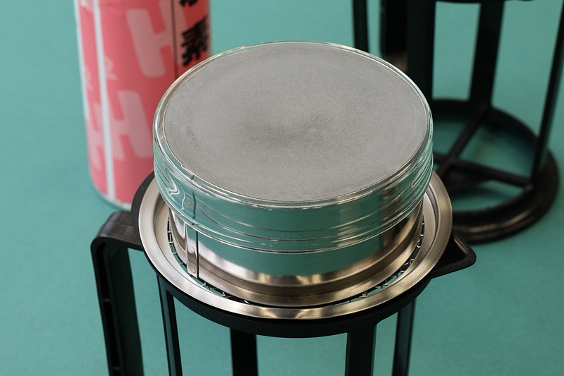 デモ機材の下側からスプレー缶入りの水素を吹き付けるデモ。常温状態では活性化してシャーレが曇るまで少し時間がかかったが、デモを繰り返すうちにPARが反応熱で加熱され、水素を吹き付けるとすぐにシャーレが曇るようになった