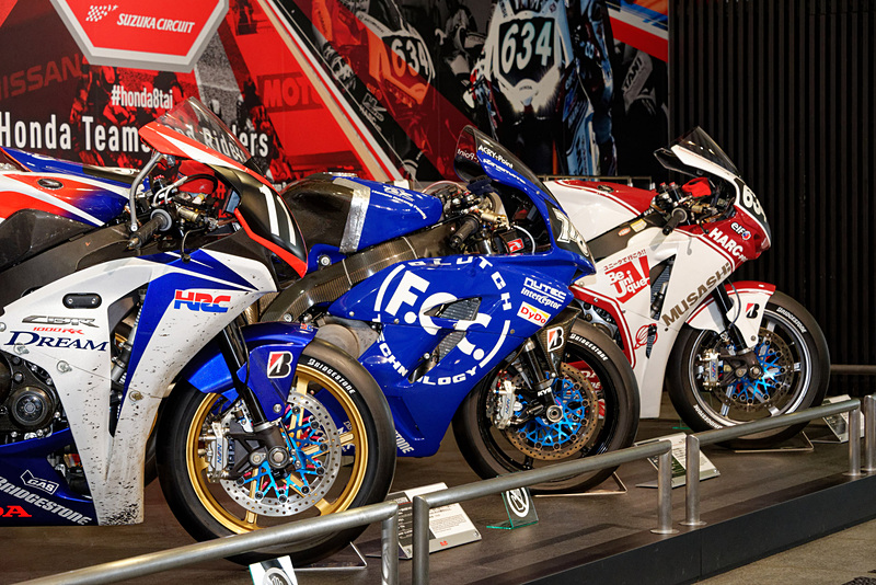 鈴鹿8耐で優勝した歴代のホンダ車両を展示。それぞれ2008年、2006年、2010年の優勝マシン