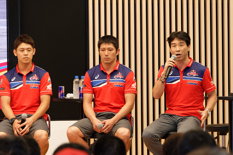 HRC 取締役 レース運営室室長である桒田哲宏氏（右）