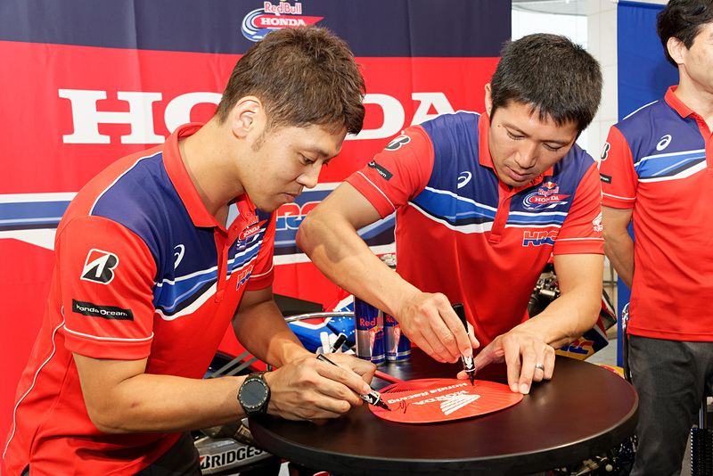 「ピットウォーク」の時間。ファンにサインする高橋選手と清成選手