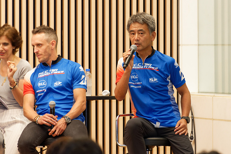 藤井正和チーム総監督（右）