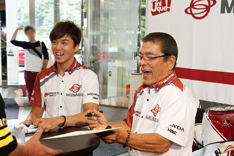 「ピットウォーク」でサインに応じる水野選手と本田氏