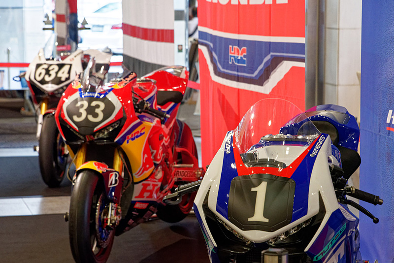 ピットに見立てて3台のマシンが並べられた