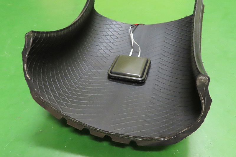 タイヤ内側に取り付けた発電デバイス