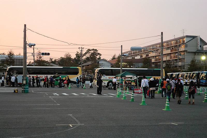 乗車の集合場所は、JR名古屋駅 太閤通口（西口新幹線側）ゆりの噴水前と鈴鹿サーキット内 第9駐車場（往路バスの到着地）