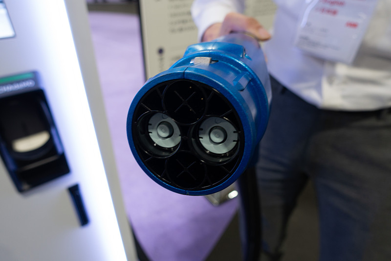 こちらはおなじみのCHAdeMO。リーフやアウトランダーPHEVで採用されている日本発の充電規格