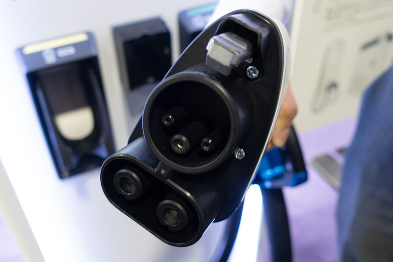ABBの超急速充電器「Terra HP」が備えるCCS 500A対応のコネクタ