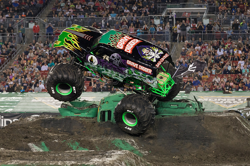 後輪のみで走行する「ホイーリー」や高速回転する「ドーナツ」に加え、「フリースタイル」ではドライバーが得意なトリックを披露