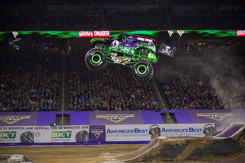 後輪のみで走行する「ホイーリー」や高速回転する「ドーナツ」に加え、「フリースタイル」ではドライバーが得意なトリックを披露