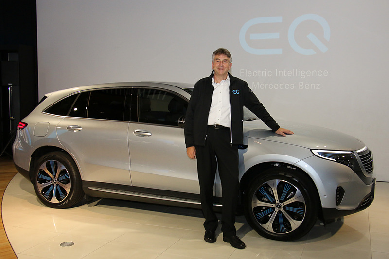 新型SUV「EQC」と開発責任者のミヒャエル・ケルツ氏