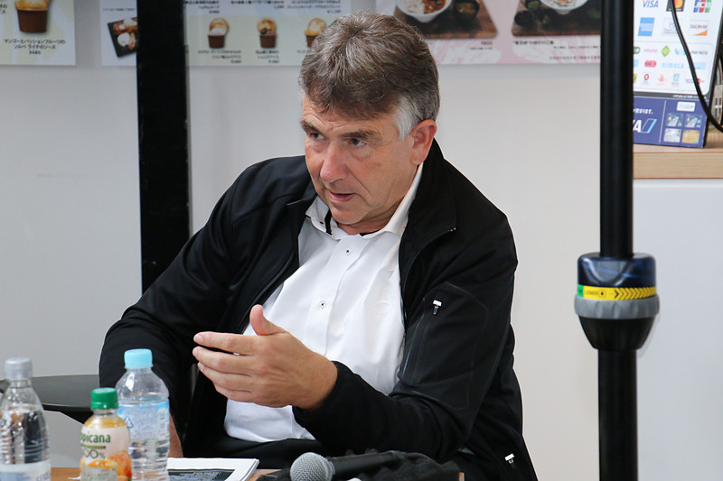 「EQCでもメルセデス・ベンツ特有の“ウェルカムホーム”の感覚を得ることができる」と語るケルツ氏