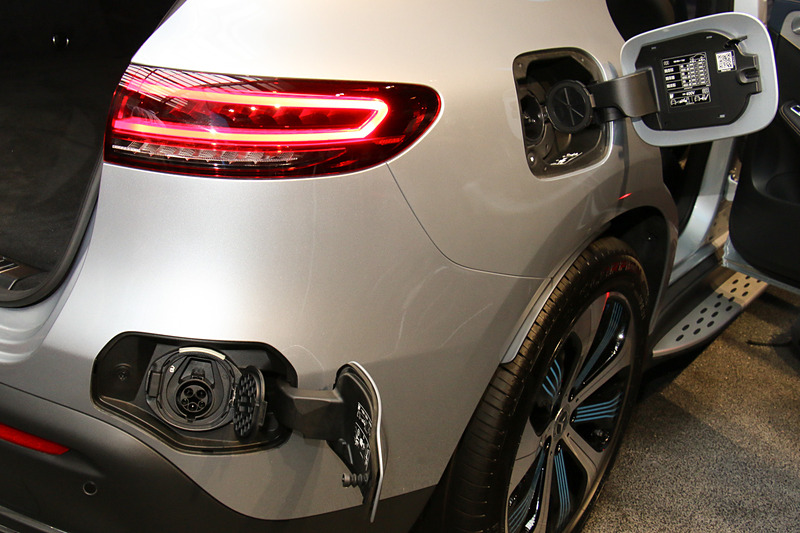 EQCはチャデモ方式の急速充電と6kW（30A）対応の普通充電の2種類を利用可能