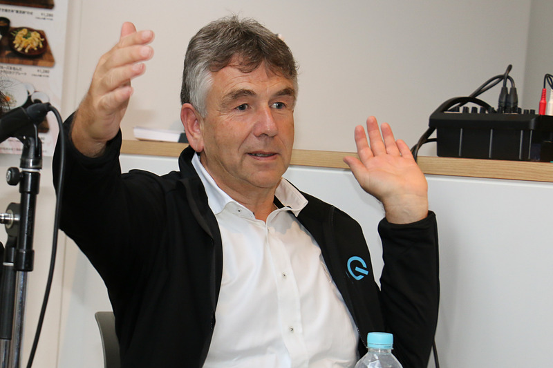 ケルツ氏はアクションを交えながらEQCについて解説