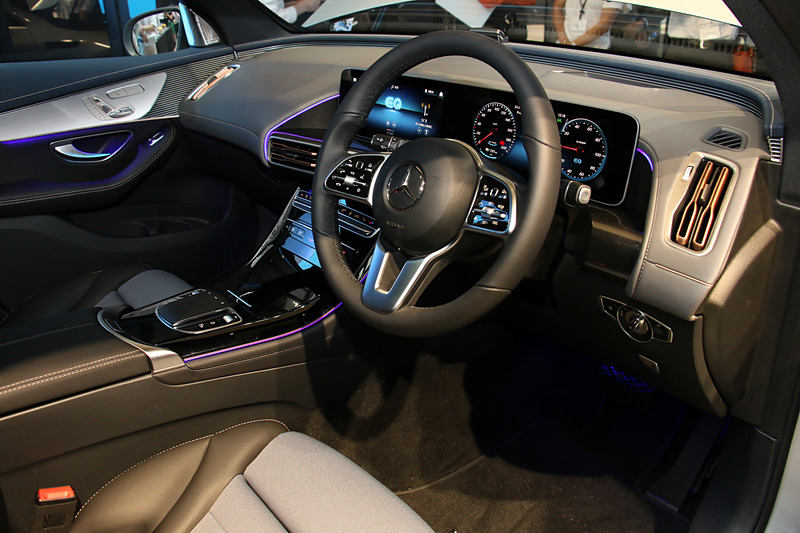 ドアパネルの「マイクロクラウド」、インパネの「スペースラックス」など、内装材でも新しい素材を使って先進性をアピールしている