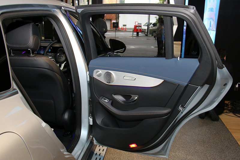 ドアパネルの「マイクロクラウド」、インパネの「スペースラックス」など、内装材でも新しい素材を使って先進性をアピールしている