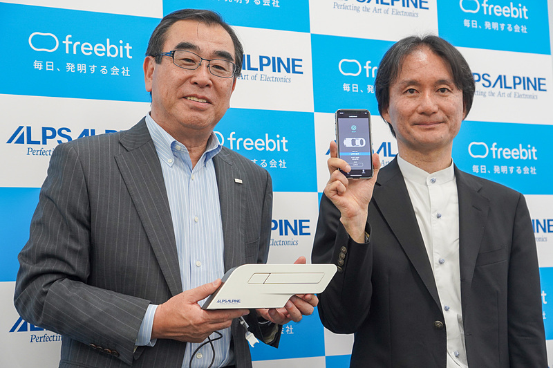アルプスアルパイン株式会社 代表取締役 副社長執行役員 米谷信彦氏（左）とフリービット株式会社 代表取締役会長 石田宏樹氏（右）