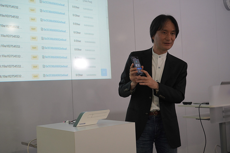 スマートフォンを利用して鍵を開けたり閉めたりしているところ