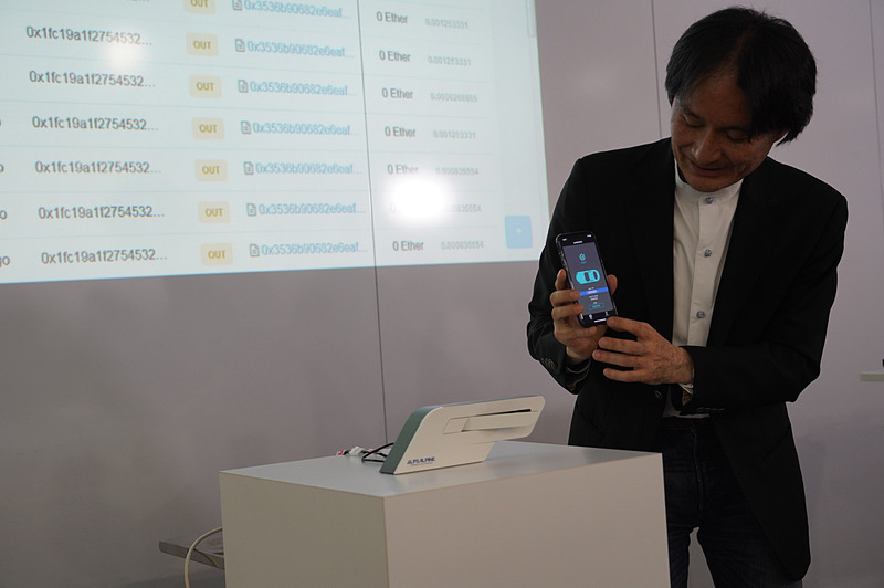 スマートフォンを利用して鍵を開けたり閉めたりしているところ