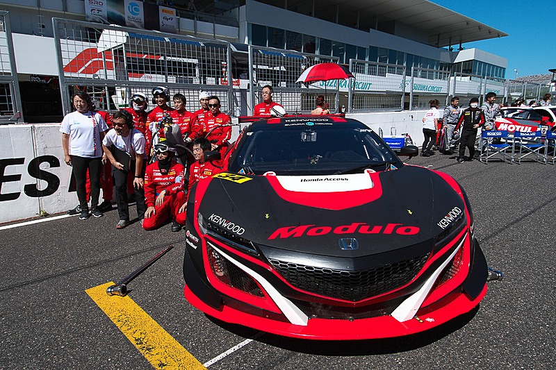 エンジン形式も駆動方式も異なるマシン同士が性能調整によって同じレースで争う。さらにSUPER GT GT300クラスのマシンやスーパー耐久マシンも共に争う