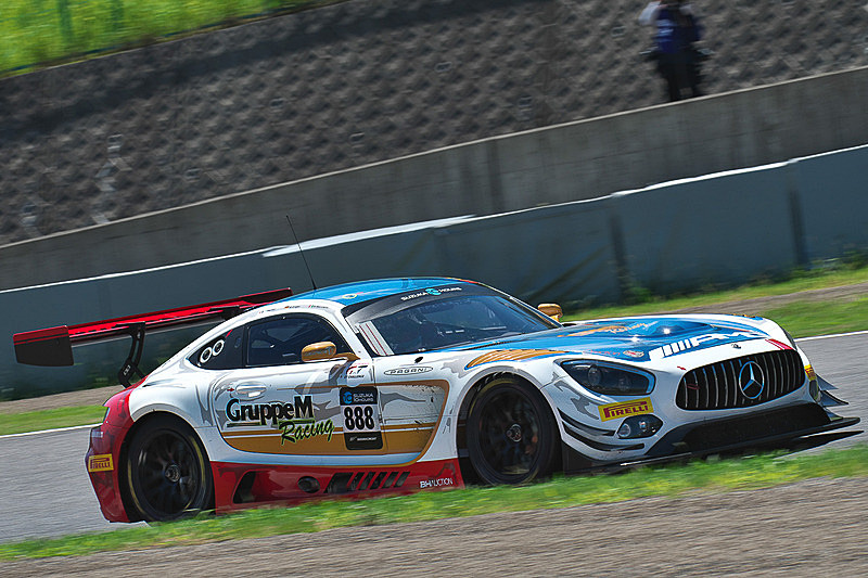 2018年のSUZUKA 10HではMercedes-AMGがサポートする888号車（左）優勝、43号車（右）が2位になった