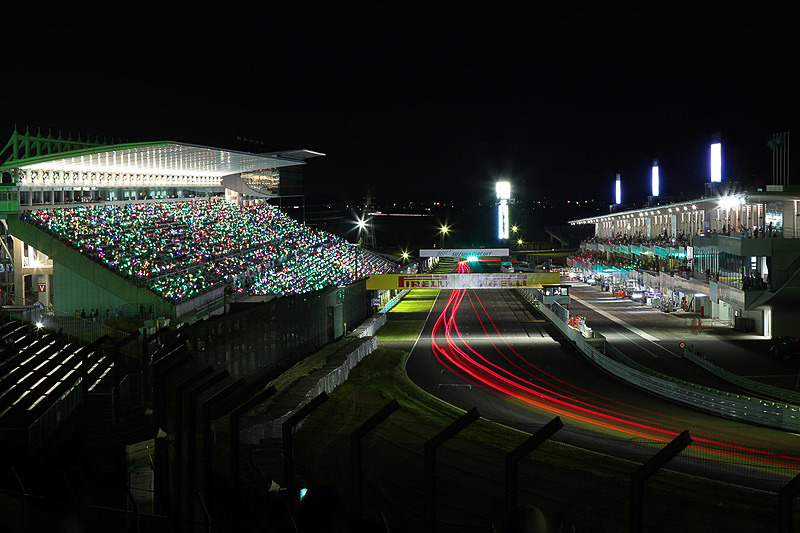 ゴール間近、グランドスタンドではサイリウムライトが振られ幻想的な雰囲気となった