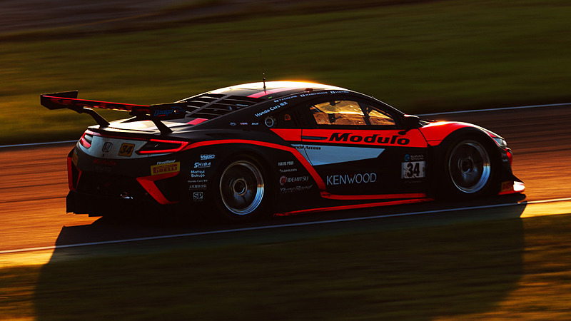 夕暮れ時や夜の写真が撮れるのは耐久レースならではの魅力