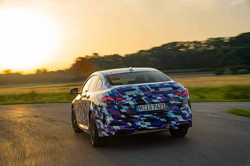 カモフラージュ姿の新型2シリーズ グラン クーペ。ボディサイドに描かれるQRコードから特設サイトにアクセスできる