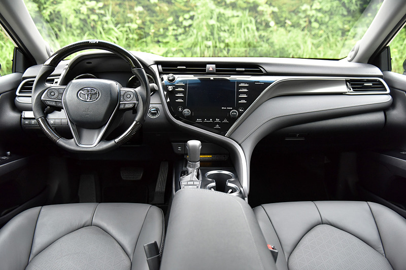 TOM'S C35は左ハンドル仕様。本革シート（シートヒーター付き）や運転席・助手席パワーシート、パナソニック製チルト機構付グラスルーフ、スライドムーンルーフを装備。オプションのスロットルコントローラー「L.T.S.III」（4万8000円）、トムスステアリング「カーボン」（8万2000円）も装着していた