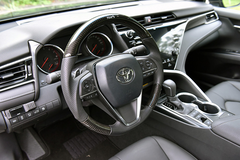 TOM'S C35は左ハンドル仕様。本革シート（シートヒーター付き）や運転席・助手席パワーシート、パナソニック製チルト機構付グラスルーフ、スライドムーンルーフを装備。オプションのスロットルコントローラー「L.T.S.III」（4万8000円）、トムスステアリング「カーボン」（8万2000円）も装着していた