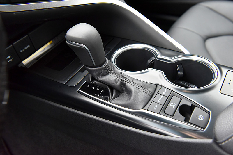 TOM'S C35は左ハンドル仕様。本革シート（シートヒーター付き）や運転席・助手席パワーシート、パナソニック製チルト機構付グラスルーフ、スライドムーンルーフを装備。オプションのスロットルコントローラー「L.T.S.III」（4万8000円）、トムスステアリング「カーボン」（8万2000円）も装着していた