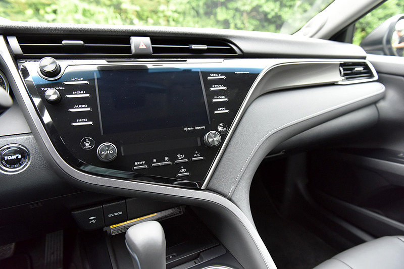 TOM'S C35は左ハンドル仕様。本革シート（シートヒーター付き）や運転席・助手席パワーシート、パナソニック製チルト機構付グラスルーフ、スライドムーンルーフを装備。オプションのスロットルコントローラー「L.T.S.III」（4万8000円）、トムスステアリング「カーボン」（8万2000円）も装着していた