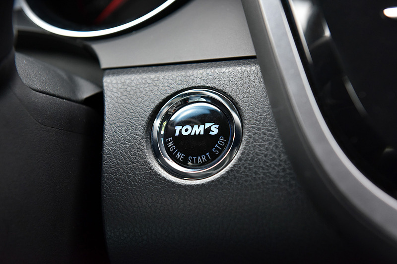 TOM'S C35は左ハンドル仕様。本革シート（シートヒーター付き）や運転席・助手席パワーシート、パナソニック製チルト機構付グラスルーフ、スライドムーンルーフを装備。オプションのスロットルコントローラー「L.T.S.III」（4万8000円）、トムスステアリング「カーボン」（8万2000円）も装着していた