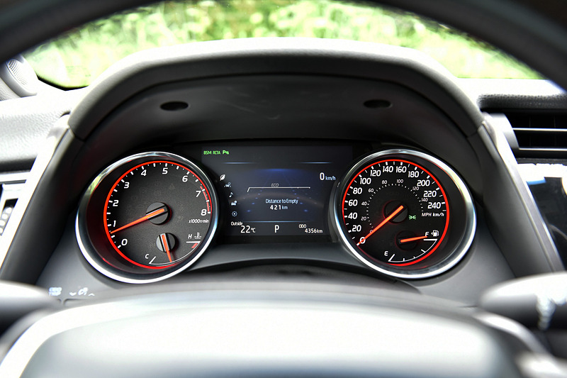 TOM'S C35は左ハンドル仕様。本革シート（シートヒーター付き）や運転席・助手席パワーシート、パナソニック製チルト機構付グラスルーフ、スライドムーンルーフを装備。オプションのスロットルコントローラー「L.T.S.III」（4万8000円）、トムスステアリング「カーボン」（8万2000円）も装着していた