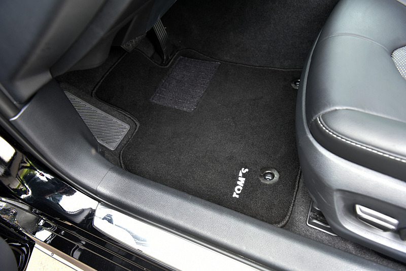 TOM'S C35は左ハンドル仕様。本革シート（シートヒーター付き）や運転席・助手席パワーシート、パナソニック製チルト機構付グラスルーフ、スライドムーンルーフを装備。オプションのスロットルコントローラー「L.T.S.III」（4万8000円）、トムスステアリング「カーボン」（8万2000円）も装着していた