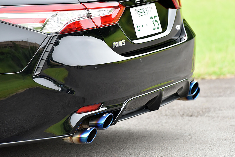 エクステリアではフロントディフューザー、サイドディフューザー、リアアンダーサイドフィンなど、SUPER GTで培った最新の空力理論をモチーフにしたトムスのスタイリングパーツを装着。そのほかドアを開けたときに地面にTOM'Sロゴが表示されるカーテシランプに加え、オプション設定の「コンフォートローダウンスプリング」（9万円。オプションの価格は全て税別）、19インチアルミホイール「TH01」（19万8200円）、ブレーキパッド「スポーツ」（3万6000円）などを装備