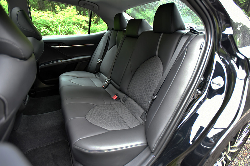 TOM'S C35は左ハンドル仕様。本革シート（シートヒーター付き）や運転席・助手席パワーシート、パナソニック製チルト機構付グラスルーフ、スライドムーンルーフを装備。オプションのスロットルコントローラー「L.T.S.III」（4万8000円）、トムスステアリング「カーボン」（8万2000円）も装着していた